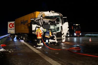 Lkw Auffahrunfall legt die A8 bei Leonberg lahm.